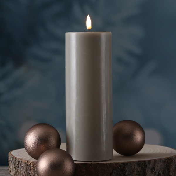 LED Stumpenkerze MIA - Echtwachs - realistische 3D Flamme - H: 20cm - D: 7,5cm - sand/taupe