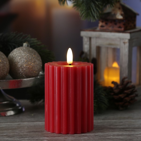 LED Kerze LIV - gerillt - Echtwachs - warmweiße 3D Flamme - H: 12cm - D: 7,5cm - Timer - rot